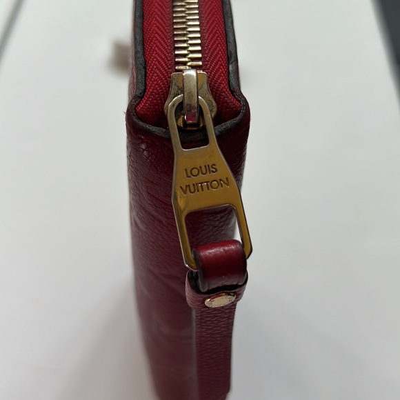 Louis Vuitton Red embossed monogram - Picture 6 of 17
